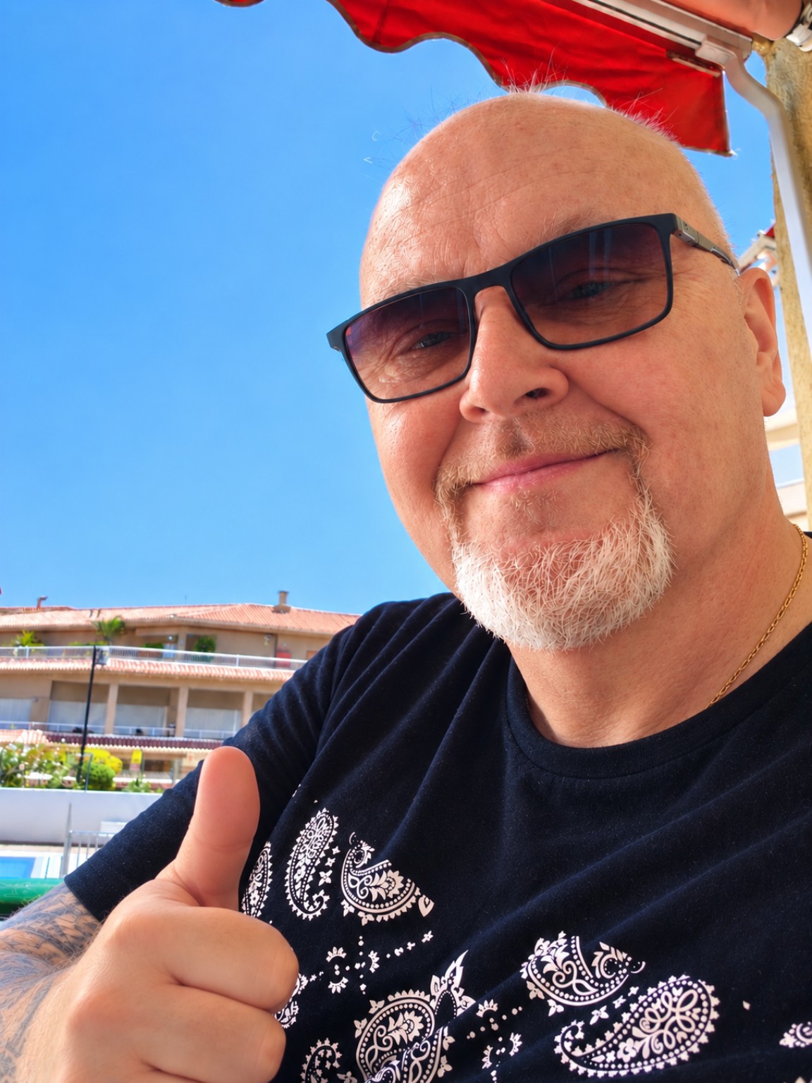 Lee Shaw, founder of WeightPilot, smiling and giving a thumbs-up